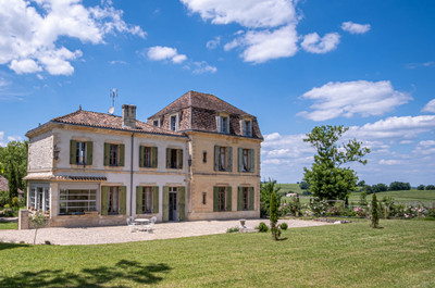 Magnificent MANOR with 2 gites, outbuildings, swimming pool, surrounded by 3.5 hectares! Dominant position!