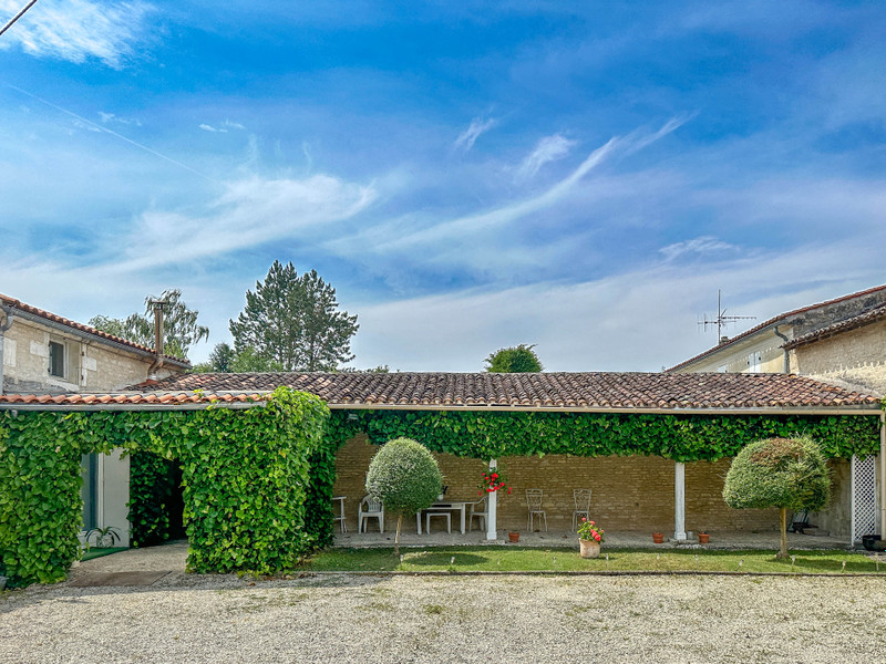 Propriété à vendre à Courcerac, Charente-Maritime - 546 000 €