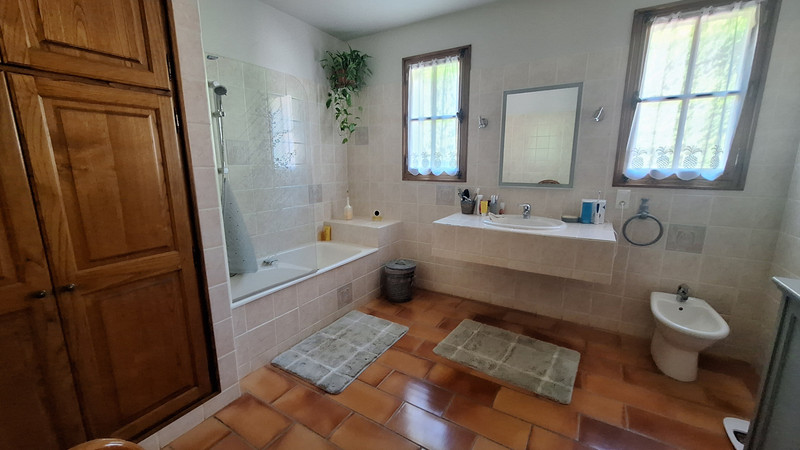 French property for sale in Rustrel, Vaucluse - €301,768 - photo 4