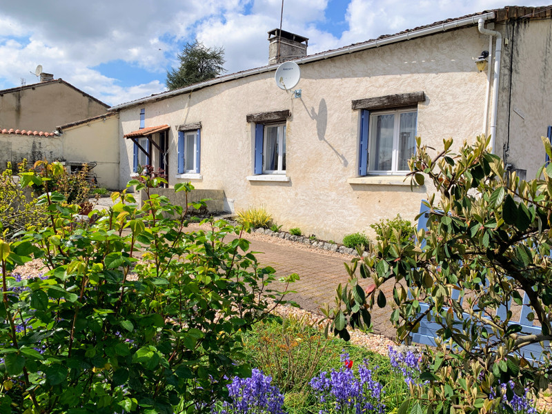 Maison à vendre à Pérignac, Charente - 199 800 € - photo 1
