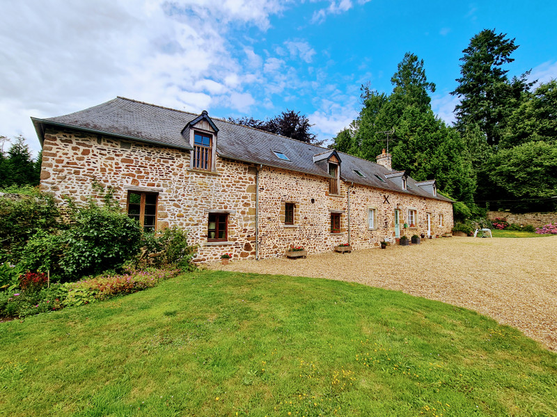 Maison à vendre à Saint-Pierre-des-Landes, Mayenne - 362 000 € - photo 1