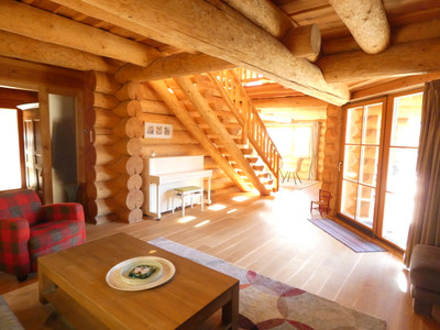 Magnificent log chalet set in 1 ha of wooded grounds. Balconies, terraces, parking, habitable on one level.