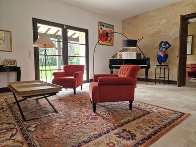 Impeccably renovated Bourgeoise home located in the Graves wine region only minutes from Bordeaux city centre.