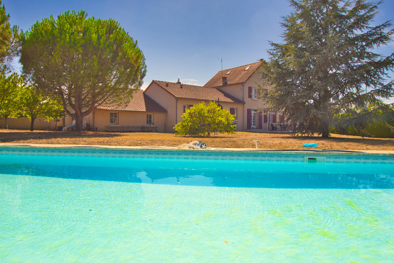 House in MontssurGuesnes Vienne Large house with onsuite bedroom