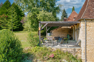 Set of three stone buildings, swimming pool, terraces, meadows and woodland. 