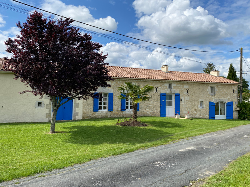 Maison à vendre à Mirambeau, Charente-Maritime - 288 900 € - photo 1