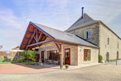 SPLENDID CHÂTEAU + HUGE PRIVATE EVENT SPACE + MAISON-DE-MAÎTRE + 18-ACRE ESTATE + BARN + BAKERY + FARM SHOP...