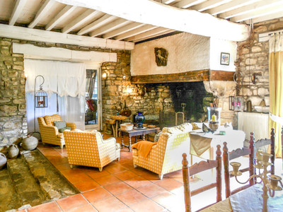 HOLIDAY HAMLET WITH 2 FARMHOUSES + GÎTE WITH 8 BEDROOMS + WELLNESS CENTRE + POOL + IDEAL FOR EVENTS & WEDDINGS