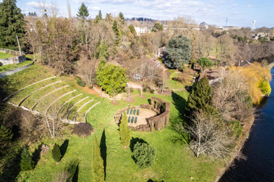 Site événementiel étonnant sur les bords de la rivière comprenant une magnifique Maison de Maitre.