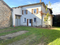Maison à vendre à Écuras, Charente - 95.000 € - photo 1