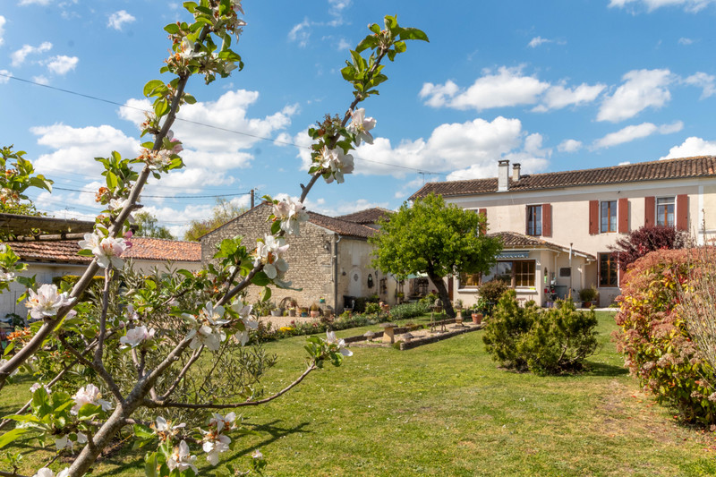 Maison A Vendre En Poitou Charentes Charente Maritime Cresse Deceptivement Grande Maison De 4 Chambres Et Piscine Situee Dans Un Grand Village Pres De Matha Ref A04759 13647 Maison A Vendre En Poitou Charentes Charente Maritime Cresse Deceptivement Grande Maison De 4 Chambres Et Piscine Situee Dans Un Grand Village Pres De Matha Ref A04759 13647