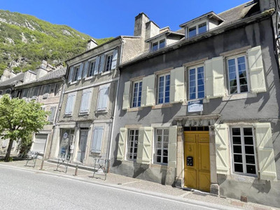 Stunning village house, renovated to the highest standard, up to 6 bedrooms, 2 terraces with mountain views