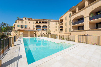 2 bed apartment (113 m²) with terrace and garage in an outstanding new build residence with pool in Uzès.