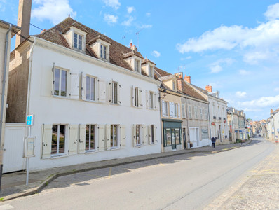 Commerce à vendre à Châteaumeillant, Cher, Centre, avec Leggett Immobilier