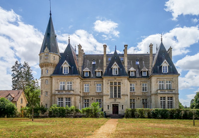 Superbe opportunité d'affaires. Château partagé, 8 ch, 5 sdb et jardin avec piscine chauffée près de Paris.