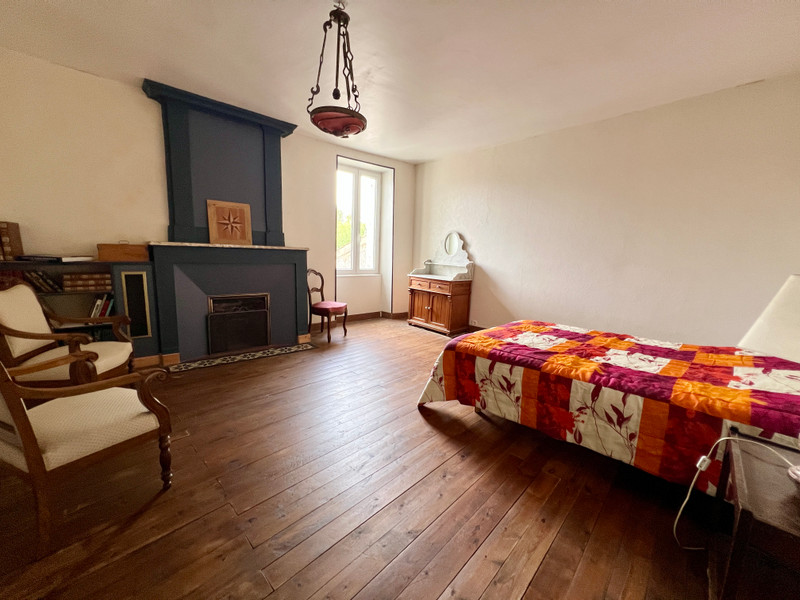 French property for sale in Saint-Jean-d'Angély, Charente-Maritime - €140,000 - photo 3