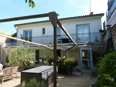 Maison à vendre à Sainte-Foy-la-Grande, Gironde, Aquitaine, avec Leggett Immobilier