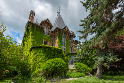 MANOIR HISTORIQUE EN CENTRE-VILLE - JARDIN CLOS ET ARBORÉ