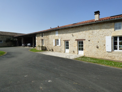 Maison à vendre à Tonnay-Boutonne, Charente-Maritime, Poitou-Charentes, avec Leggett Immobilier