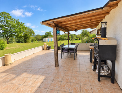 French property for sale in Montrollet, Charente - €275,000 - photo 9