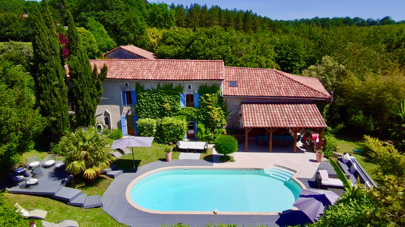 French property for sale in Nonac, Charente - €575,000 - photo 0
