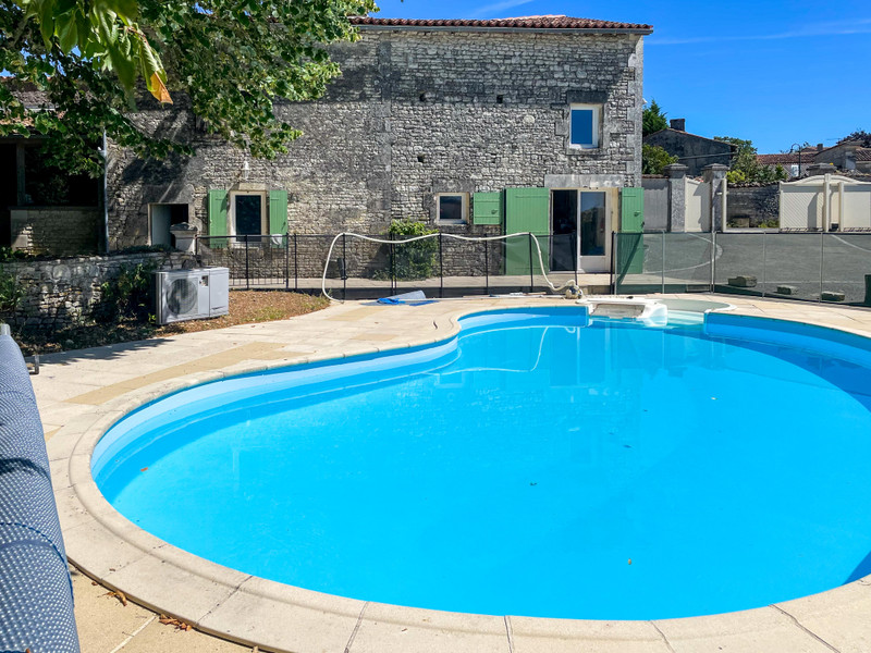 French property for sale in Bresdon, Charente-Maritime - €395,000 - photo 2