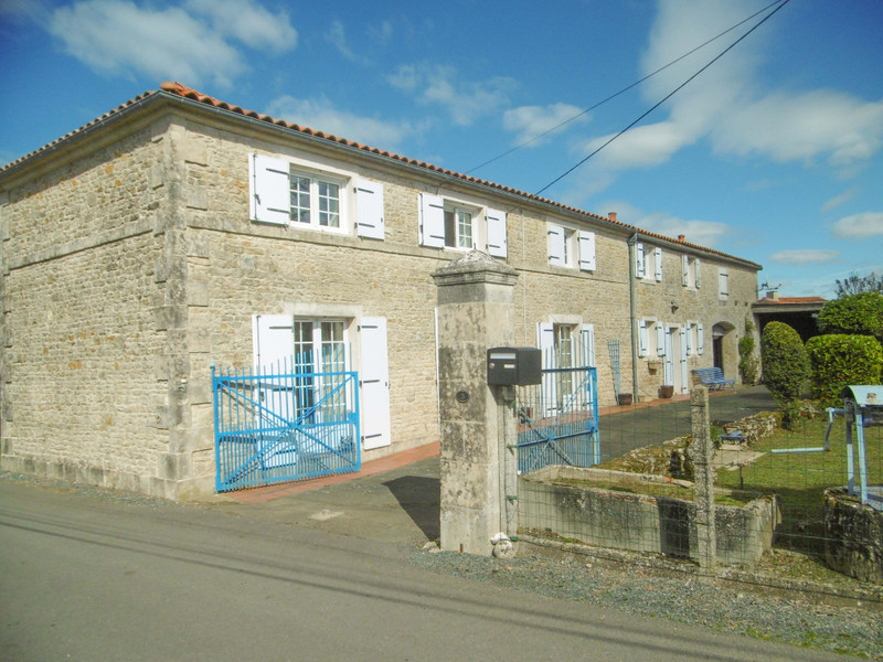Maison à vendre à Saint-Hilaire-des-Loges, Vendée - 220 500 € - photo 1