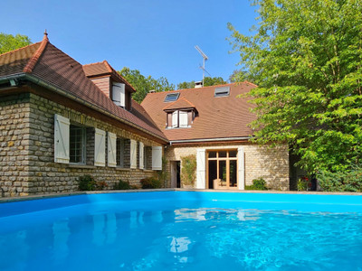 Close to the Rambouillet forest, 300m² house, two levels, 6 bedrooms. 2ha of wooded grounds and swimming pool.