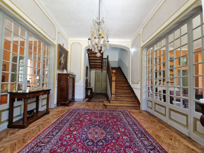 Large mansion of 427m² with a spacious outbuilding on 10 hectares of land.