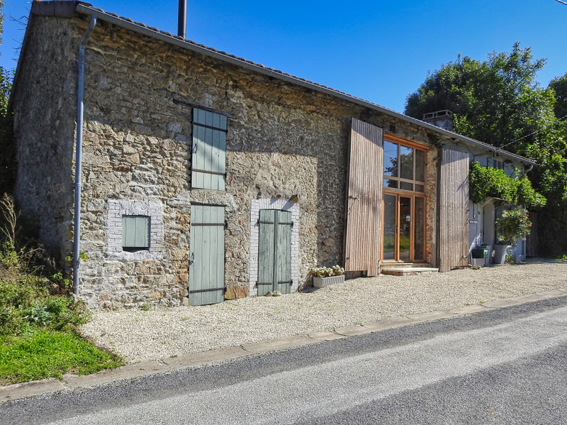 Maison à vendre à Magnac-Laval, Haute-Vienne - 210 600 € - photo 1 Maison à vendre à Magnac-Laval, Haute-Vienne - 210 600 € - photo 1