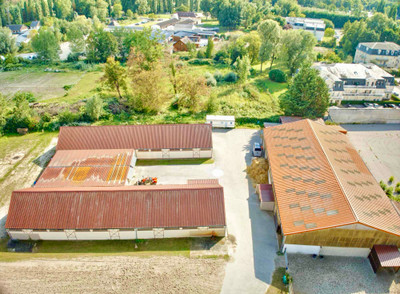 Attractive horse-riding complex with loft and chalet near Chantilly. Ideally positioned for horse owners. 