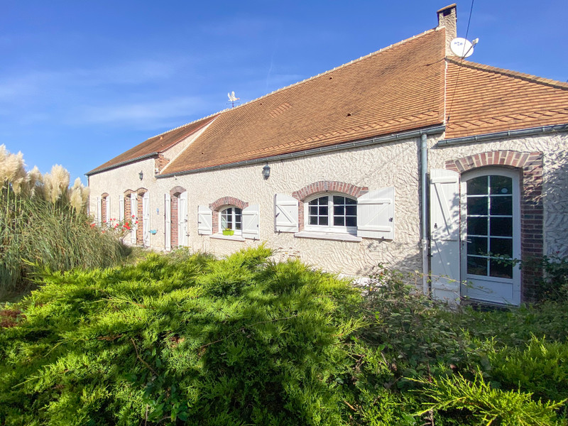 Maison à vendre à Bazoches-sur-le-Betz, Loiret - 390 000 € - photo 1