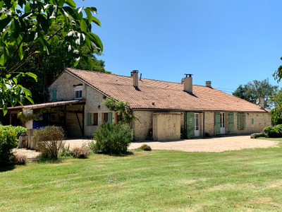 French property for sale in Bois, Charente-Maritime - €380,000 - photo 1