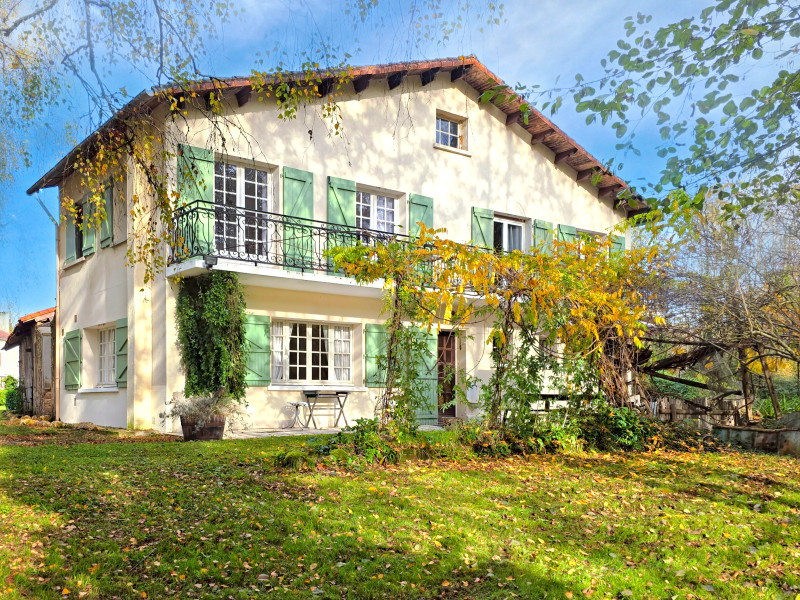 Propriété à vendre à Alloue, Charente - 234 330 €