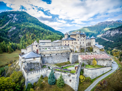  Château du 13e siècle dans un environnement alpin exceptionnel …