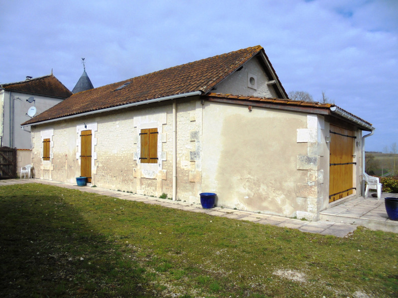 Maison à vendre à Aubeterre-sur-Dronne, Charente - 198 999 € - photo 1
