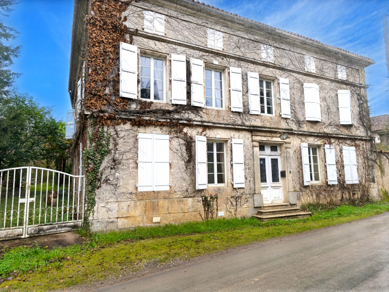 Propriété à vendre à Saint-Germain-de-Montbron, Charente - 295 000 €