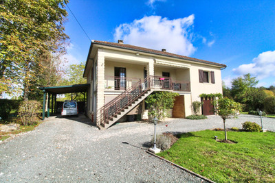 Maison à vendre à Chalais, Dordogne, Aquitaine, avec Leggett Immobilier