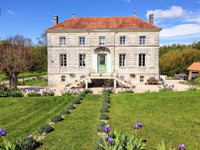 Maison à vendre à Saint-Thomas-de-Conac, Charente-Maritime - 540.000 € - photo 1