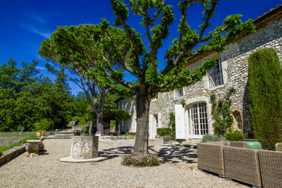 Magnificent, luxurious and spacious domain close to Montélimar. With pool, tennis court, guardian house.