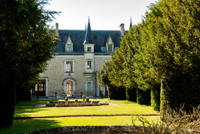 Château à couper le souffle, avec un bel appartement pour le propriétaire, à seulement 20 minutes d’Angoulême