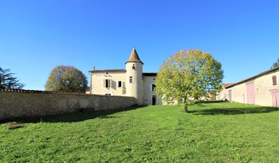 Chateau à vendre à Charmé, Charente, Poitou-Charentes, avec Leggett Immobilier