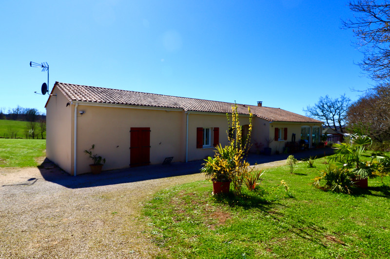 Propriété à vendre à Montbron, Charente - 339 200 €