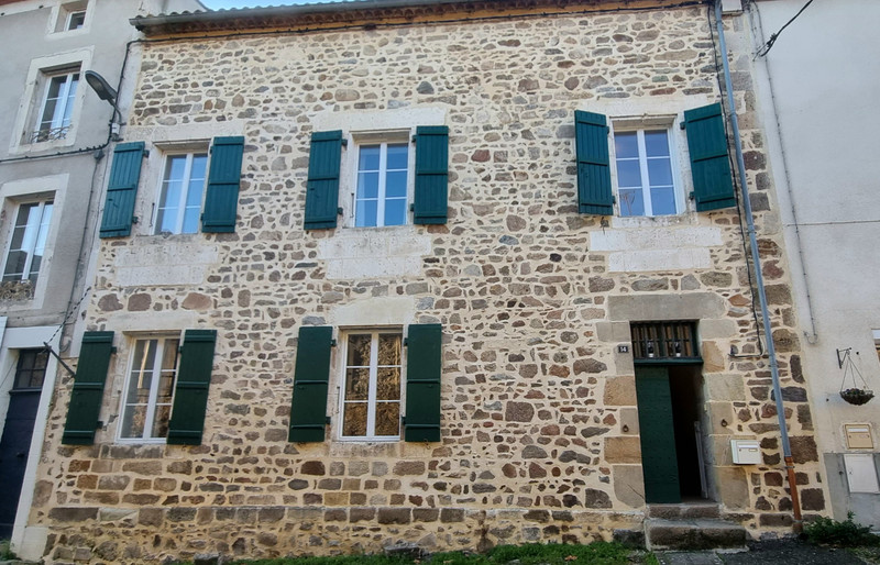 Maison à vendre à Chabanais, Charente - 119.000 € - photo 1