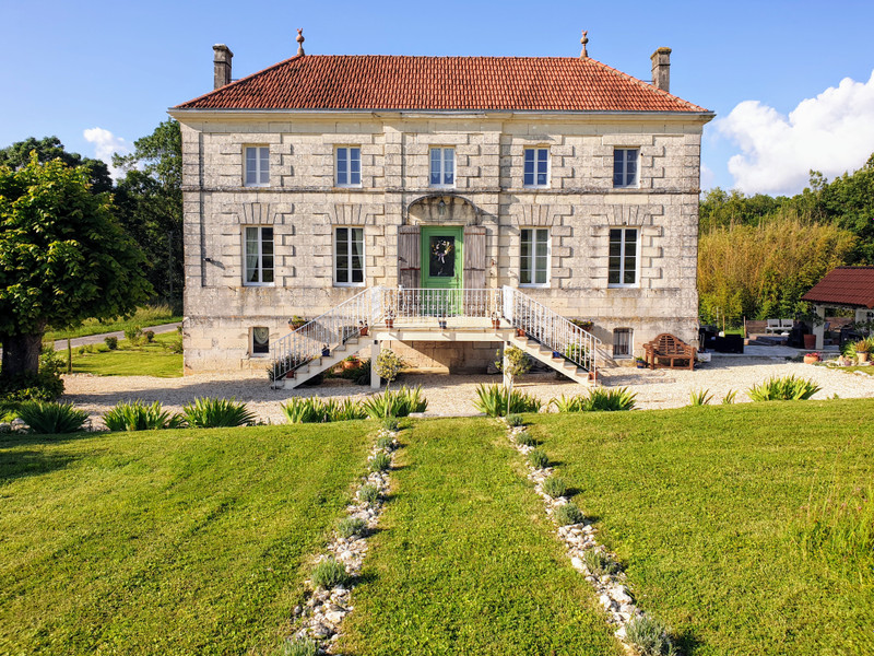 French property for sale in Saint-Thomas-de-Conac, Charente-Maritime - €556,500 - photo 2