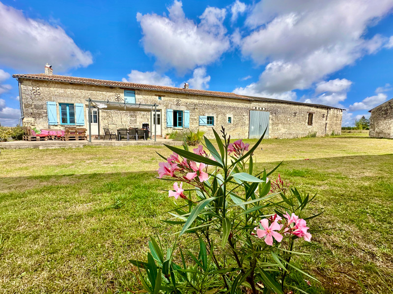Maison à vendre à Lencloître, Vienne - 255.000 € - photo 1