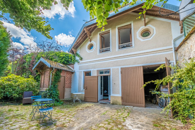 Close to the château - Mansion of 354sqm with enclosed garden and garage.