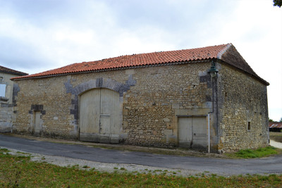 Grange à vendre à Magnac-Lavalette-Villars, Charente, Poitou-Charentes, avec Leggett Immobilier