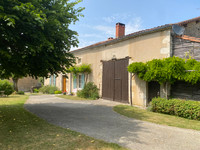 Maison à vendre à Saint-Sulpice-de-Ruffec, Charente - 344.500 € - photo 2