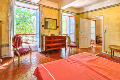 Magnificent character property in the heart of vineyards with breathtaking views, 30' from Aix-en-Provence